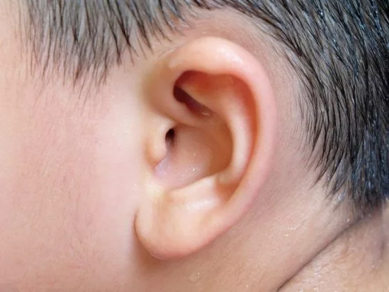 К чему чешется правое или левое ухо