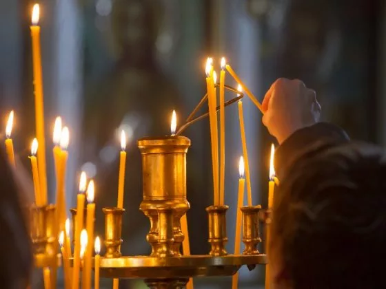 Ставить в церкви горящие свечи во сне – надеяться на помощь в реальной жизни
