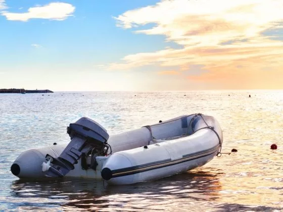 Если человек видит надувную лодку, то он избавится от проблем