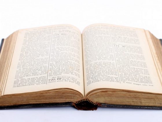 Для гадания подойдет книга о любви